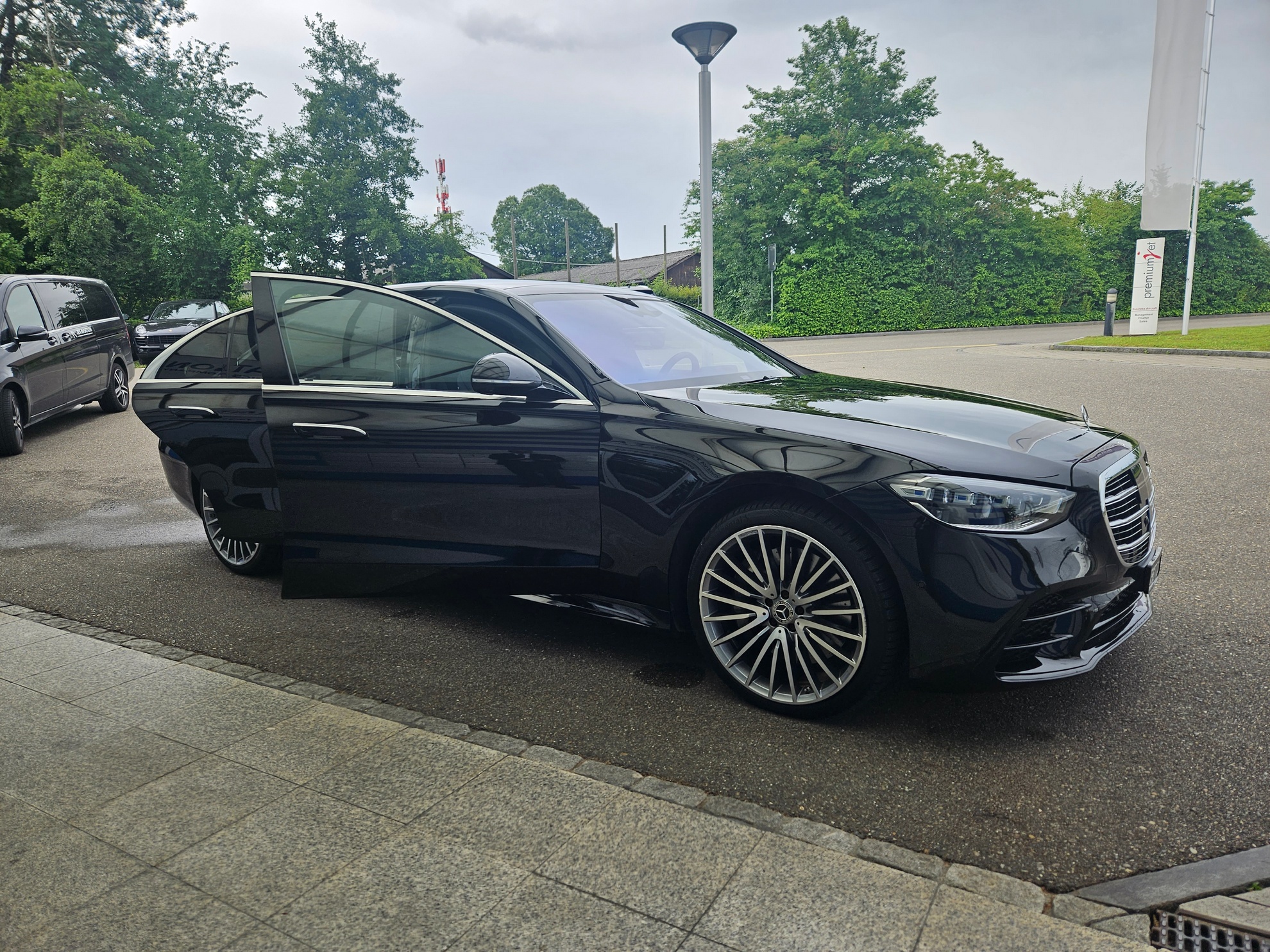 Black S-Class Limousine Service in Davos CH